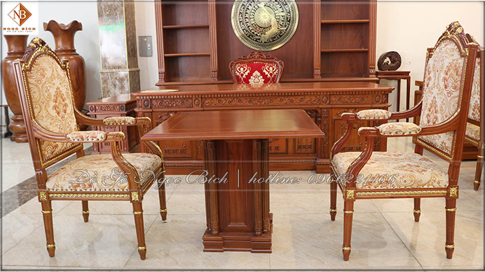Bộ bàn ghế được mô phỏng theo mẫu bàn ghế họp trong phòng làm việc của Tổng Thống Putin