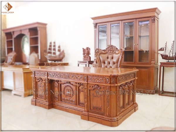 Bàn làm việc mẫu Trumlp gắn Logo Riêng