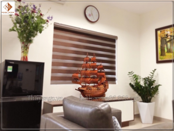 Các mẫu thuyền gỗ trưng bày trên kệ trang trí phòng khách