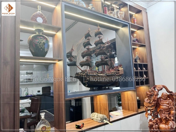 Các mẫu thuyền gỗ trưng bày trên kệ trang trí phòng khách