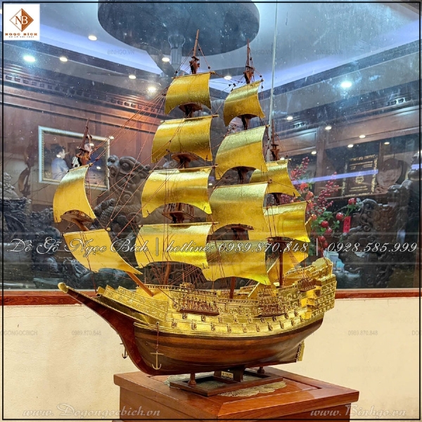 Thuyền buồm phong thủy gỗ hương dát vàng