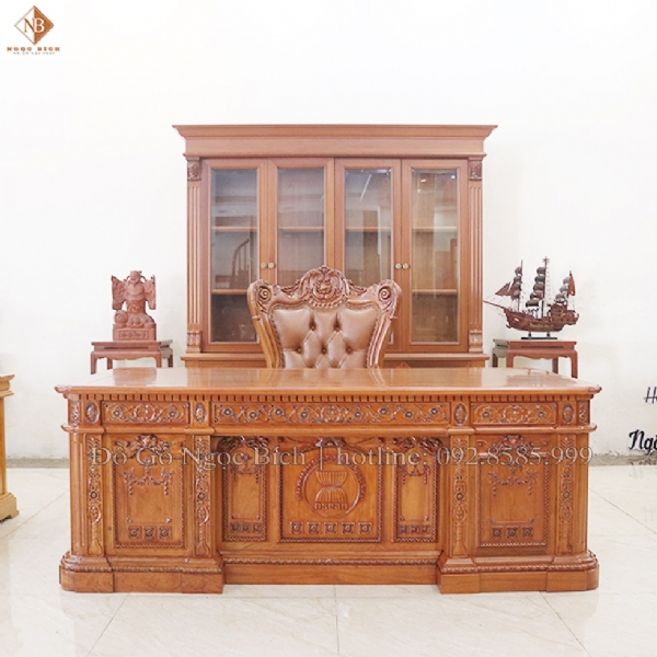 Bàn làm việc mẫu Trumlp gắn Logo Riêng
