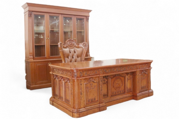 Bàn làm việc mẫu Trumlp gắn Logo Riêng
