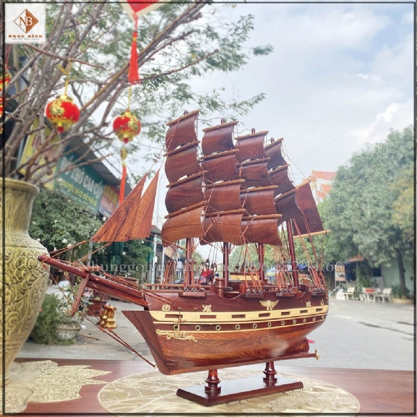 Mô hình thuyền gỗ phong thủy trưng bày tết