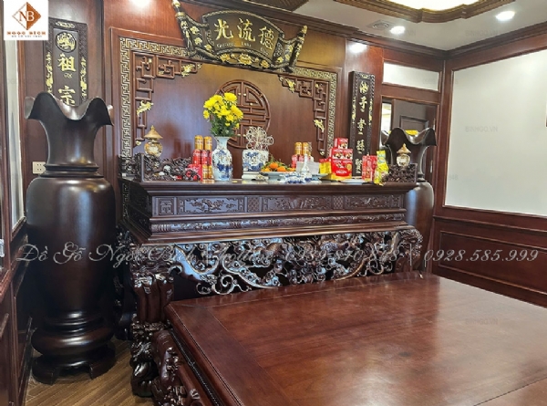 Phòng thờ dinh thự sang trọng với gỗ truyền thống