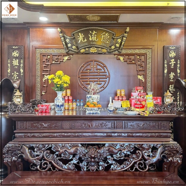 Phòng thờ dinh thự sang trọng với gỗ truyền thống