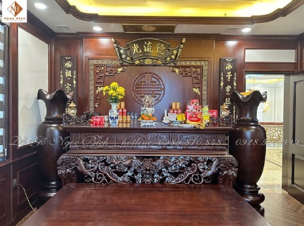 Phòng thờ dinh thự sang trọng với gỗ truyền thống