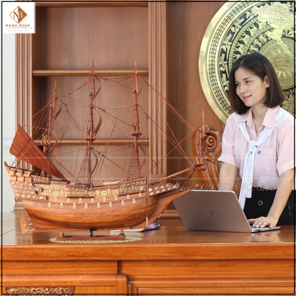 Thuyền buồm gỗ hương 80cm