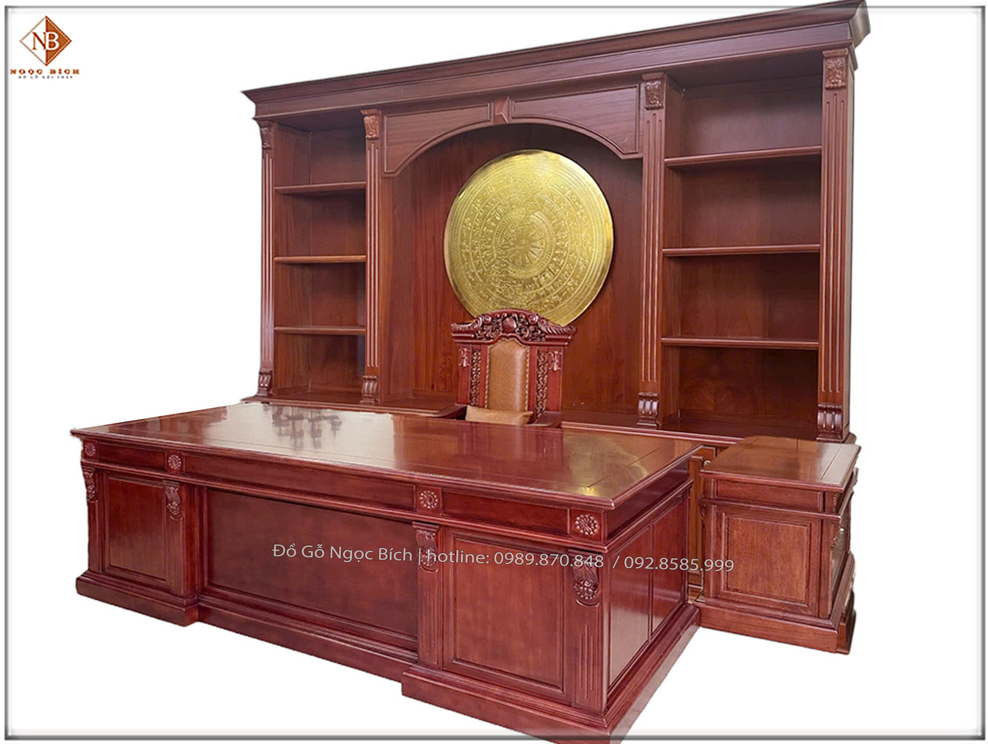 Bàn được chế từ chất liệu gỗ gõ đỏ , loại gỗ quý hiếm với hệ vân đẹp