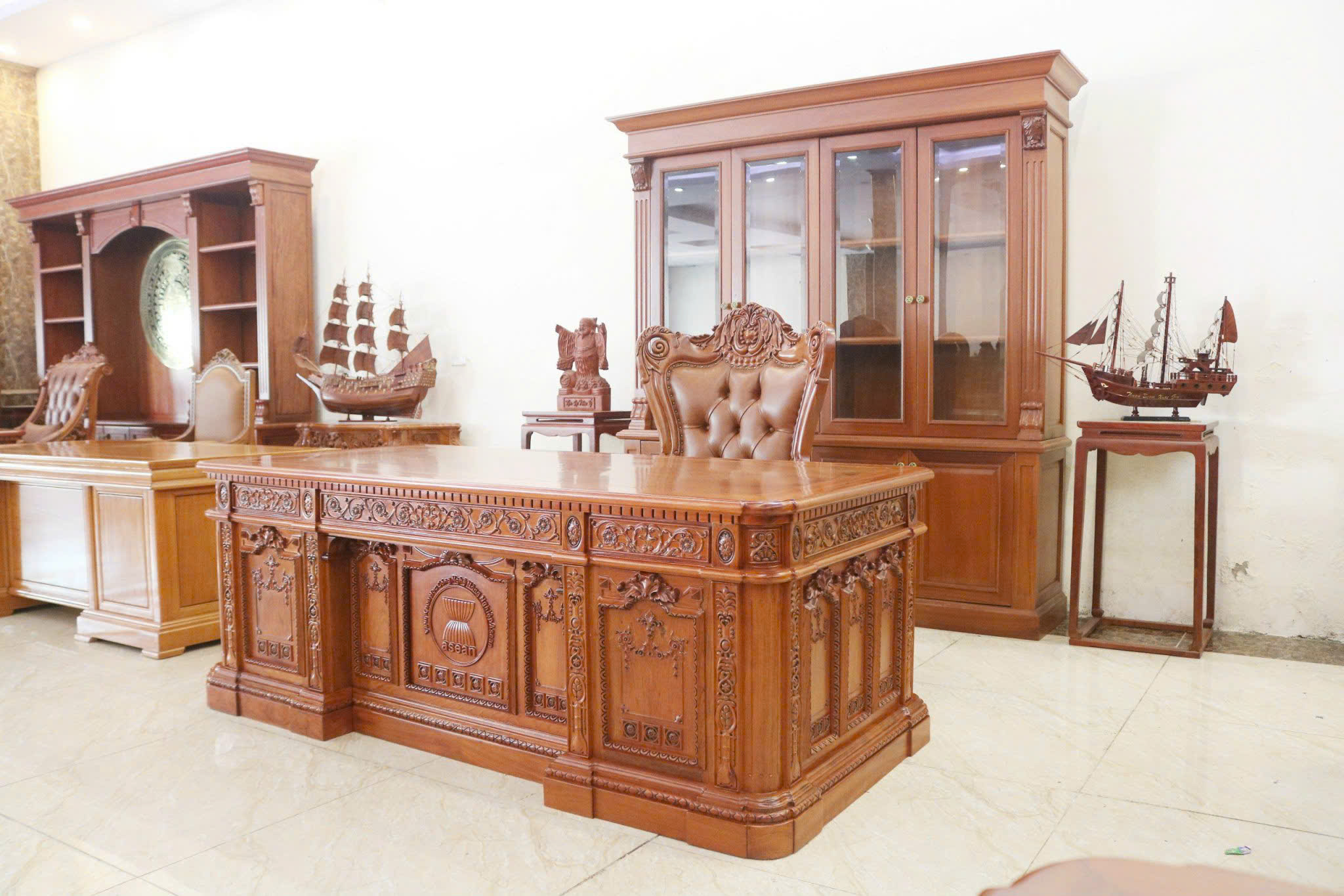 Bàn làm việc mẫu Trumlp đẹp gắn Logo Riêng