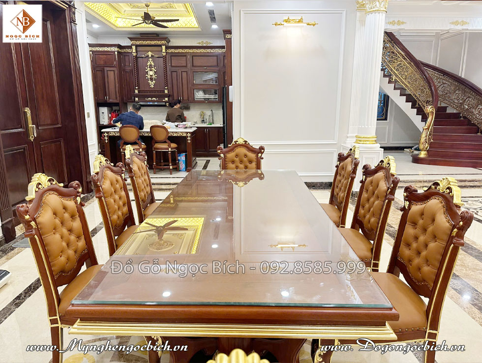 Ghế tự nhiên được lựa chọn để làm lên bộ bàn ghế này là chất liệu gỗ gõ đỏ