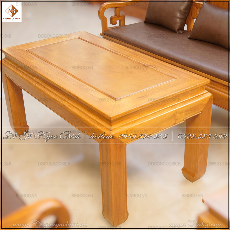 Chiếc bàn vuông vức ở chính giữa
