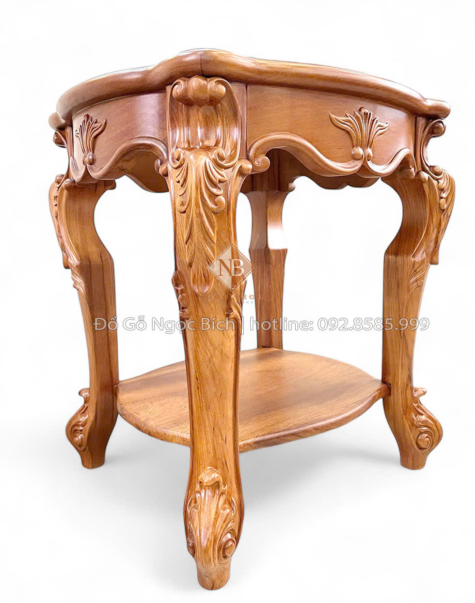 Bàn đựơc thiết kế dáng cong nhẹ nhàng , mềm mại 