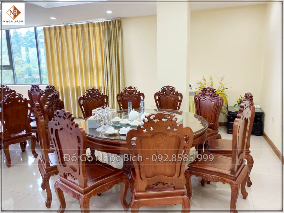 Bàn có kcihs thước lớn thuận lợi đặt được nhiều món ăn