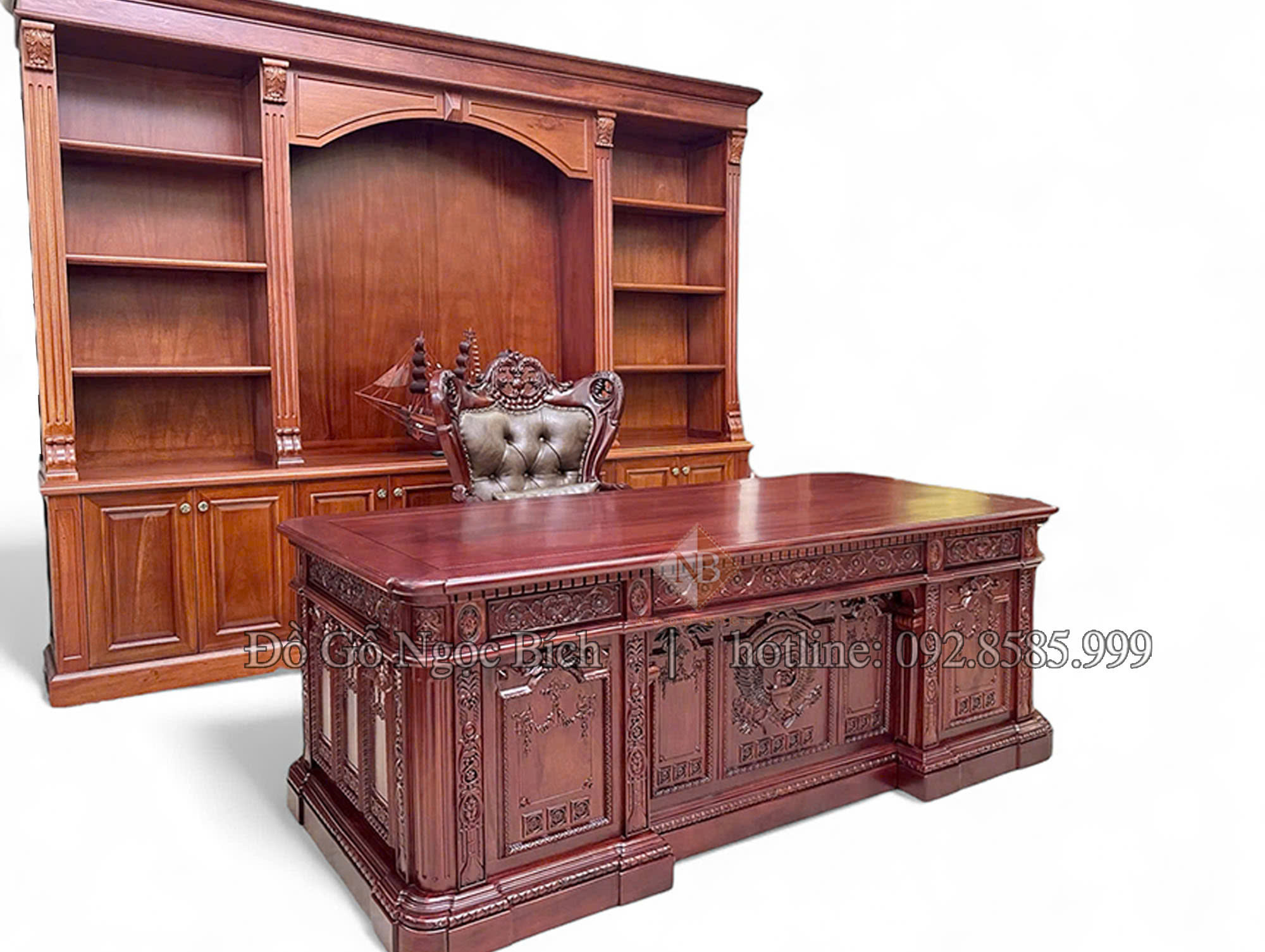 Bộ bàn ghế được làm từ chất liệu gỗ gõ đỏ - tinh túy từ thiên nhiên 