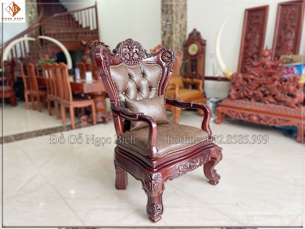 Khi sử dụng da thật cần lưu ý , nên dùng khăn mềm , sạch để vệ sinh tránh làm hư hại đến tuổi thọ của ghế
