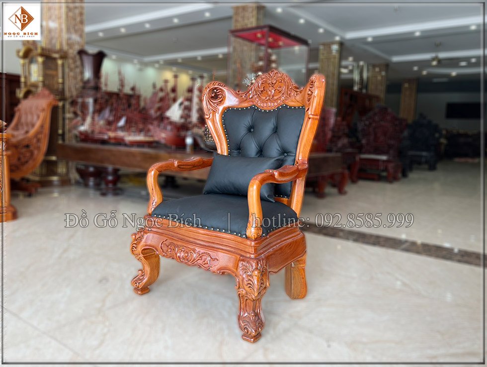 Ghế được trạm khắc hoa lá tây cổ điển sắc nét tinh tế