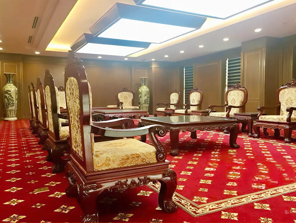 Ghế khánh tiết được làm từ chất liệu gỗ tự nhiên 