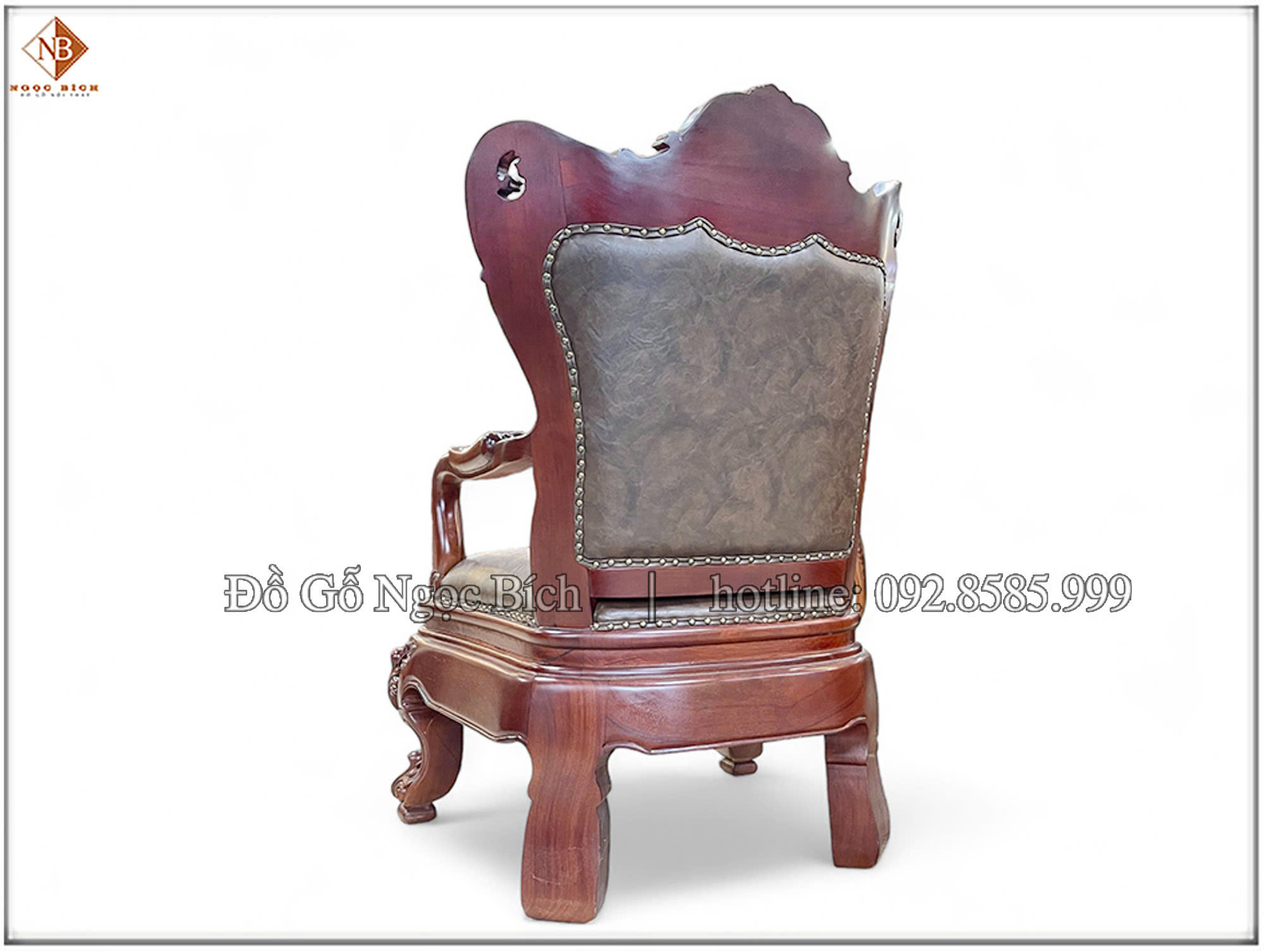 Ghế được bọc da mềm mại màu nâu đồng tạo nên phong cách riêng cho người sử dụng