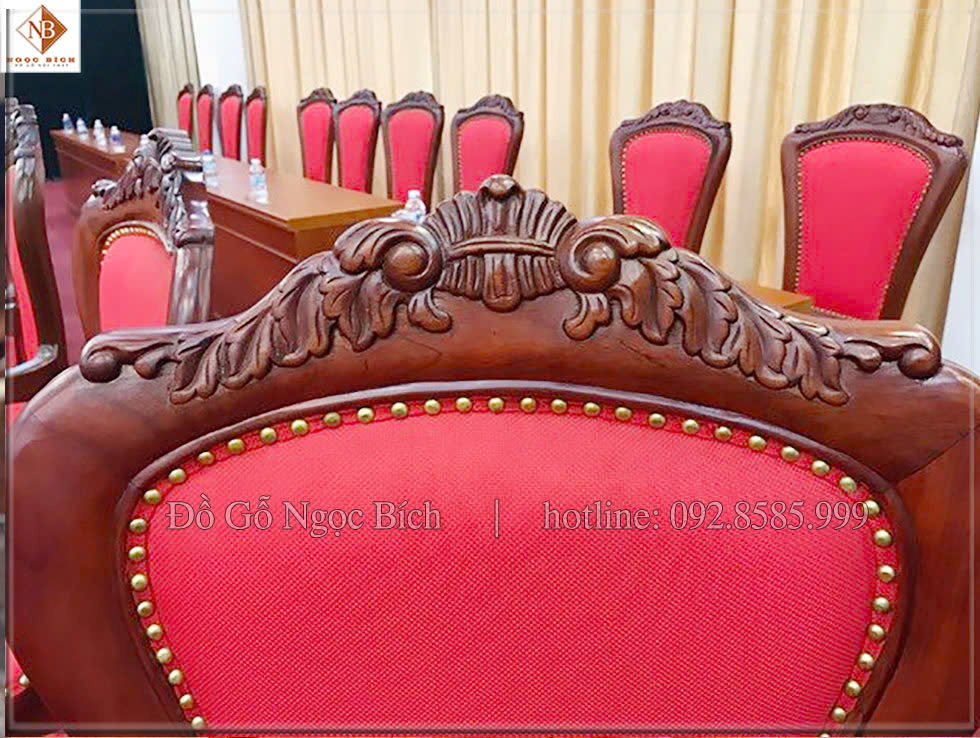 Ghế được làm từ chất liệu gỗ tự nhiên đáp ứng yếu tố thẩm mỹ và đảm bảo độ bền và giá trị sử dụng lâu dài 