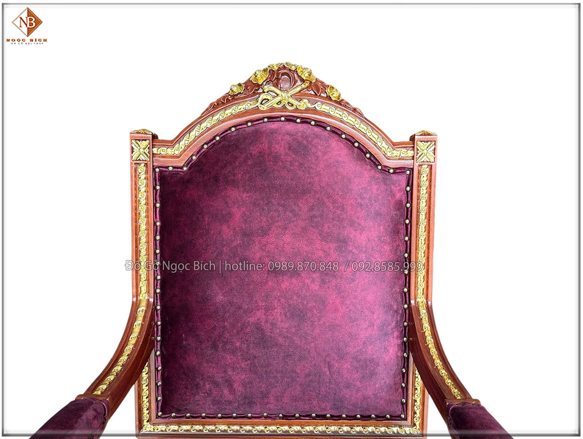 Phần đỉnh ghế được chạm trổ tinh xảo với các họa tiết hoa văn đối xứng