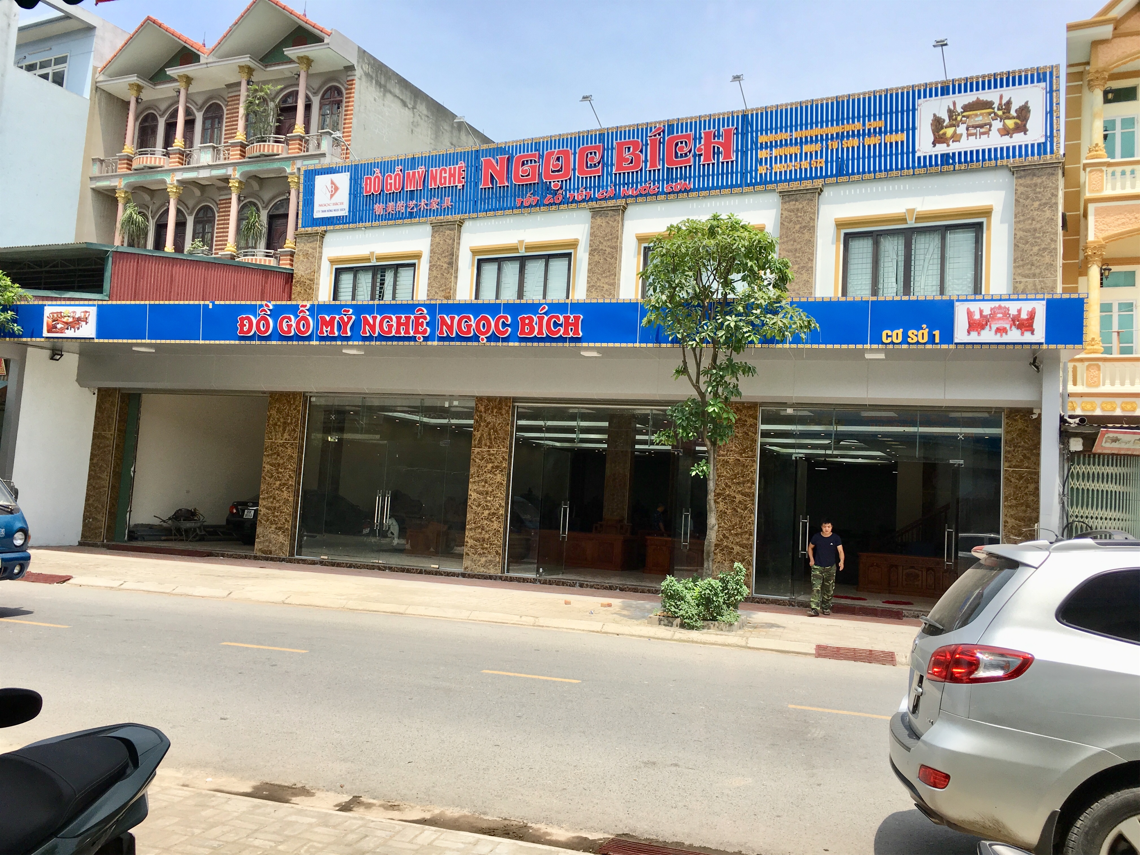 showroom_Do_Go_My_Nghe_Ngoc_Bich.jpeg