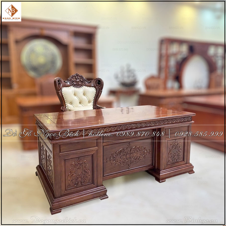 Bàn được chạm khắc hoa văn Hoa Lá Tây cổ điển , mang hơi hướng Châu Âu