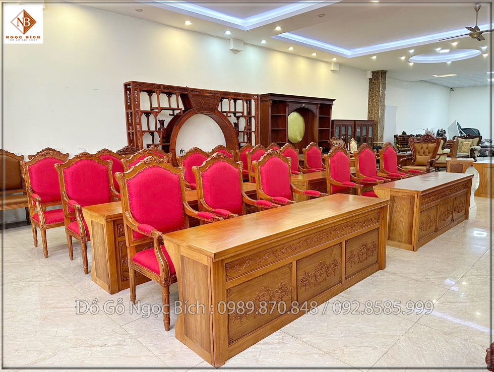 Bàn được chạm khắc hoa văn cổ điển 