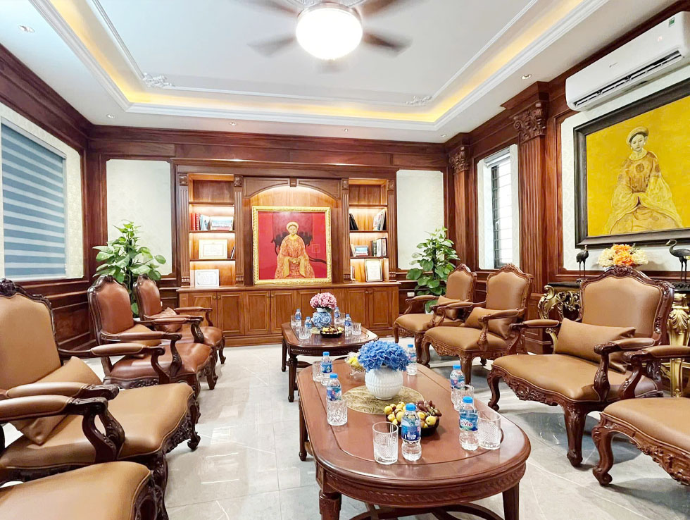 Chất liệu gỗ tự nhiên cao cấp , bọc da với đệm êm ái