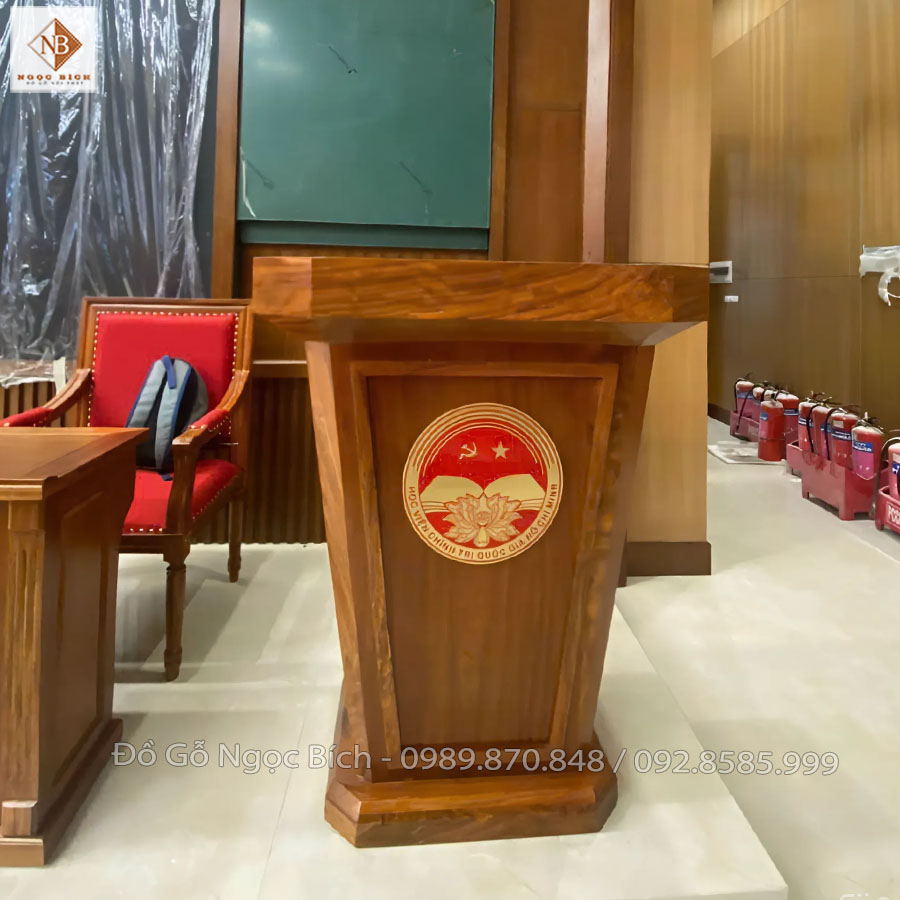 Bục phát biểu chất liệu gỗ tự nhiên