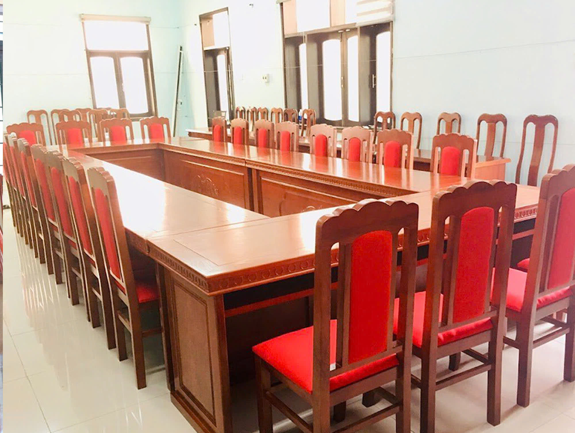 Nội thất phòng họp được làm từ chất liệu gỗ tự nhiên 