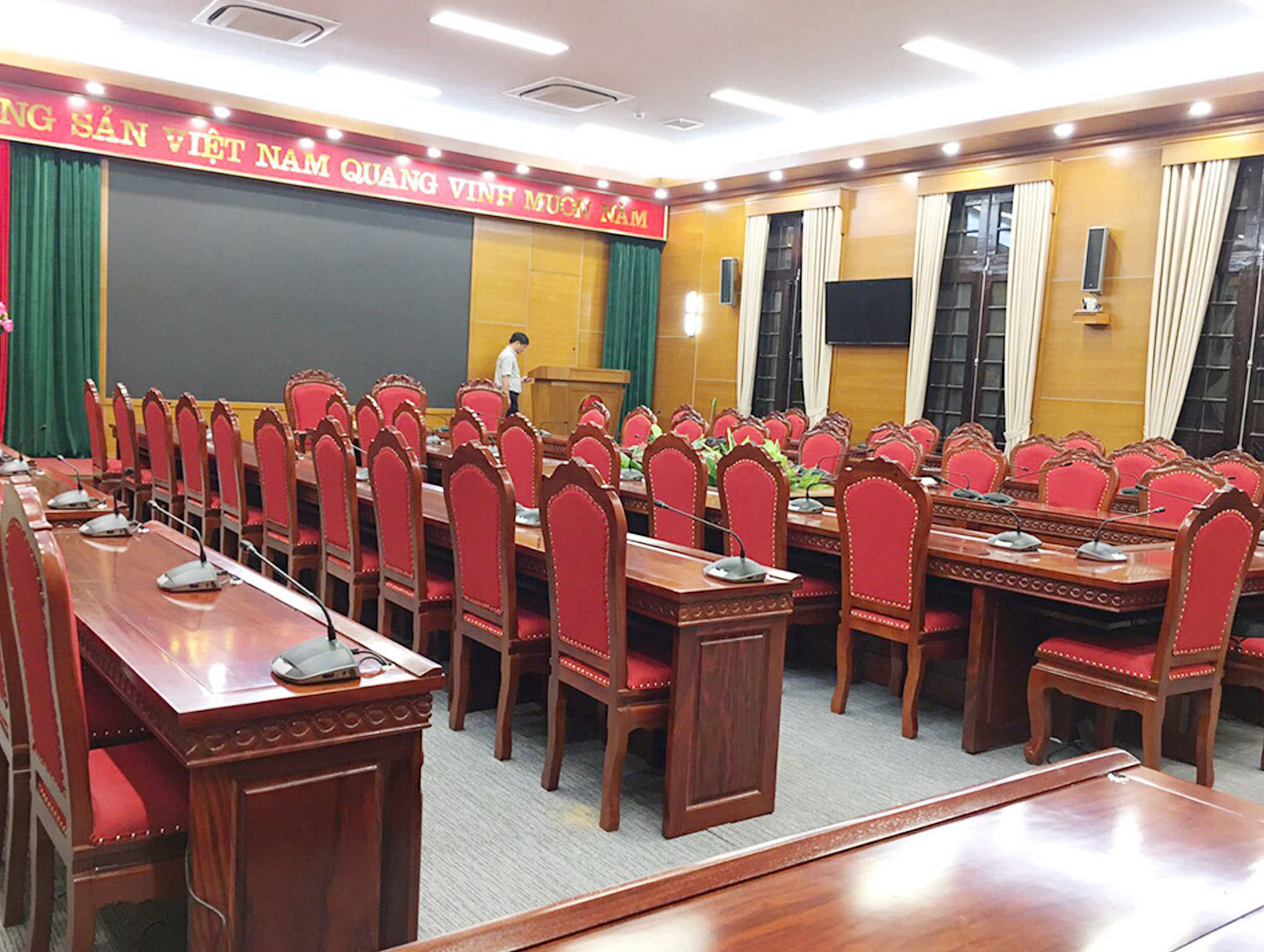 Nội thất được làm từ chất liệu gỗ tự nhiên , bền bỉ theo thời gian