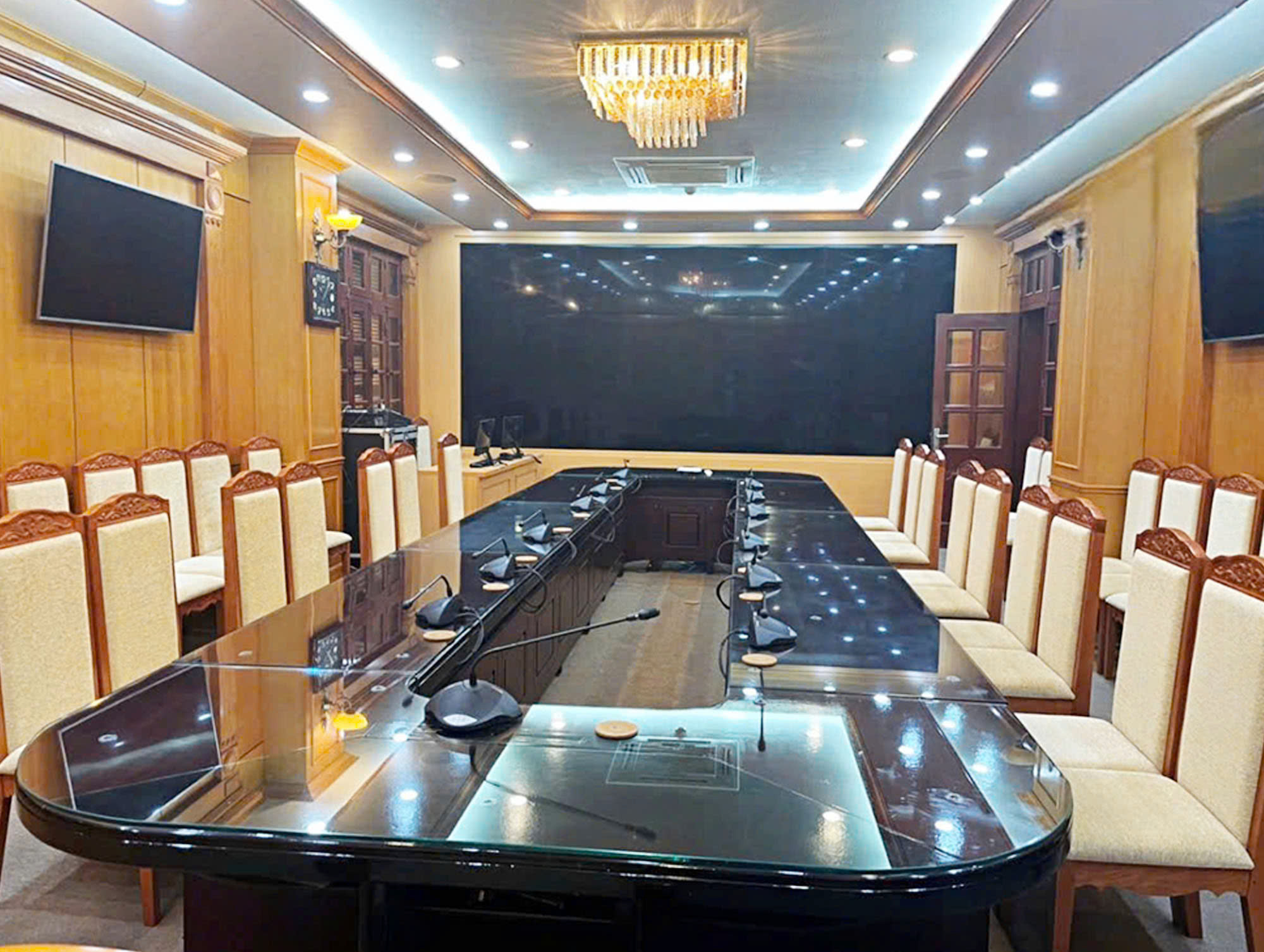 Phòng họp được trang trí nhã nhặn , sang trọng