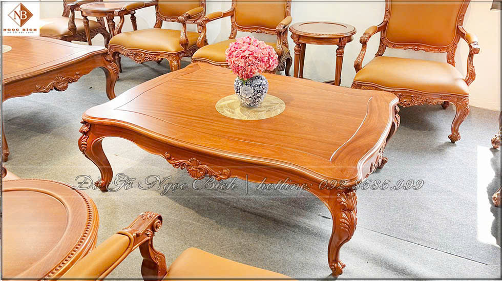 Bàn trà lớn được đặt tại trung tâm của phòng
