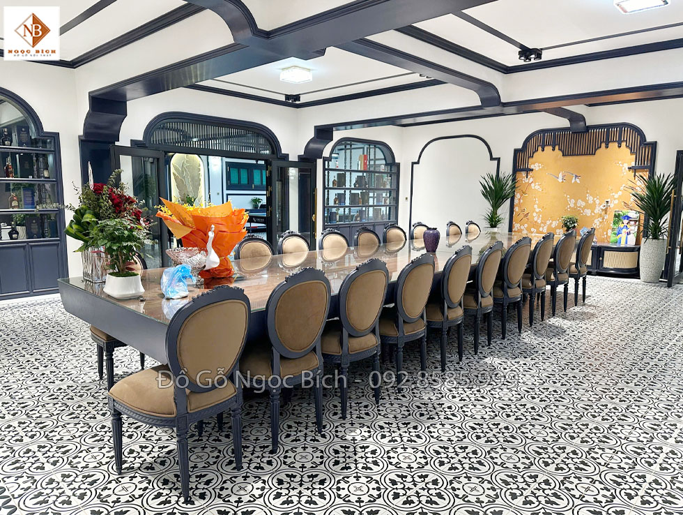 Chính giữa là chiếc bàn dài gỗ nguyên khối , xung quanh là ghế kiểu dáng cổ điển