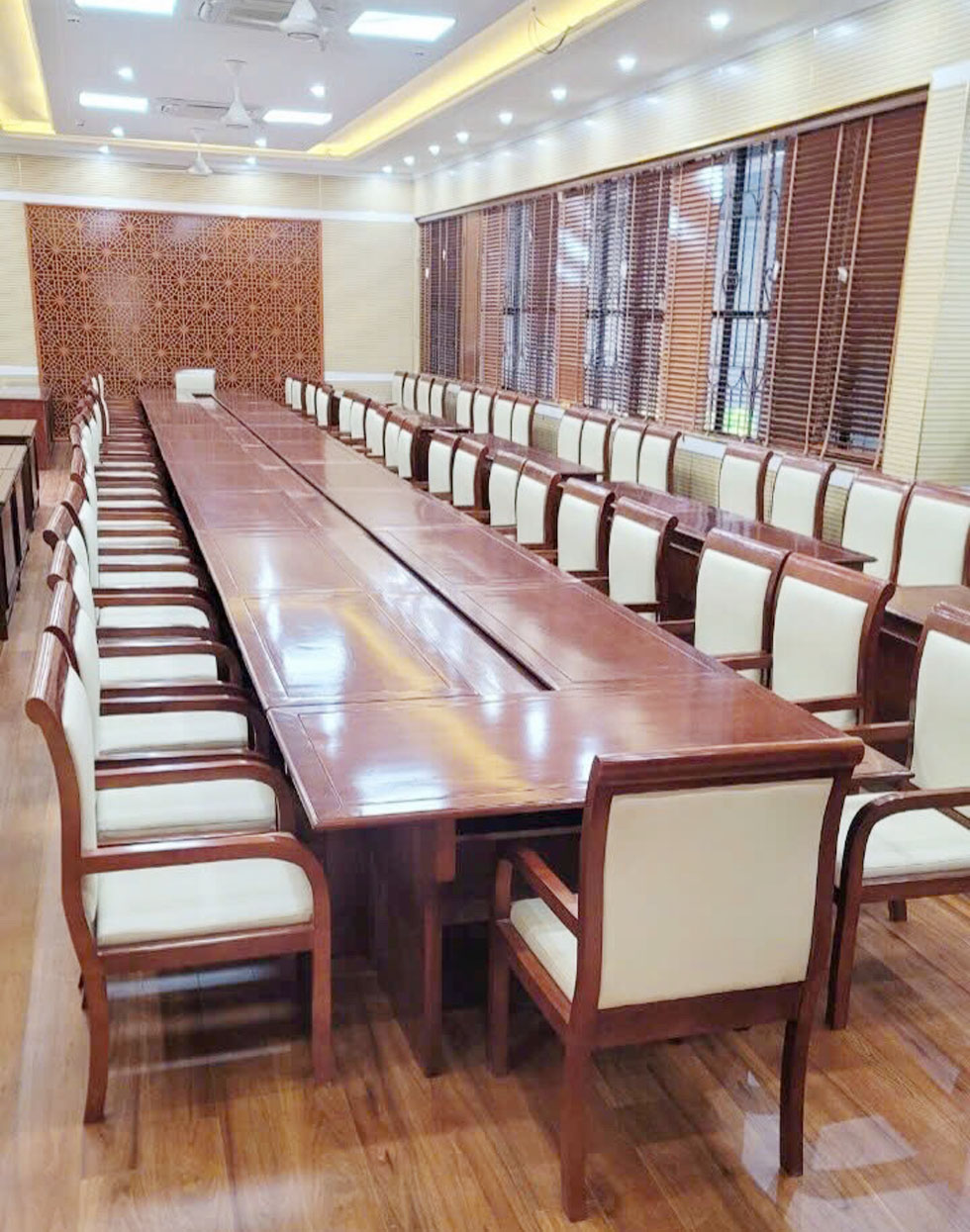 Bộ bàn ghế hội nghị được thiết kế linh hoạt , phù hợp với nhiều không gian
