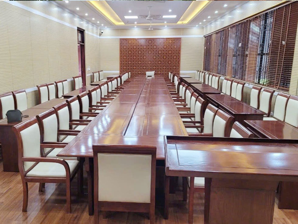 Nội thất phòng họp hội nghị được làm từ chất liệu gỗ tự nhiên