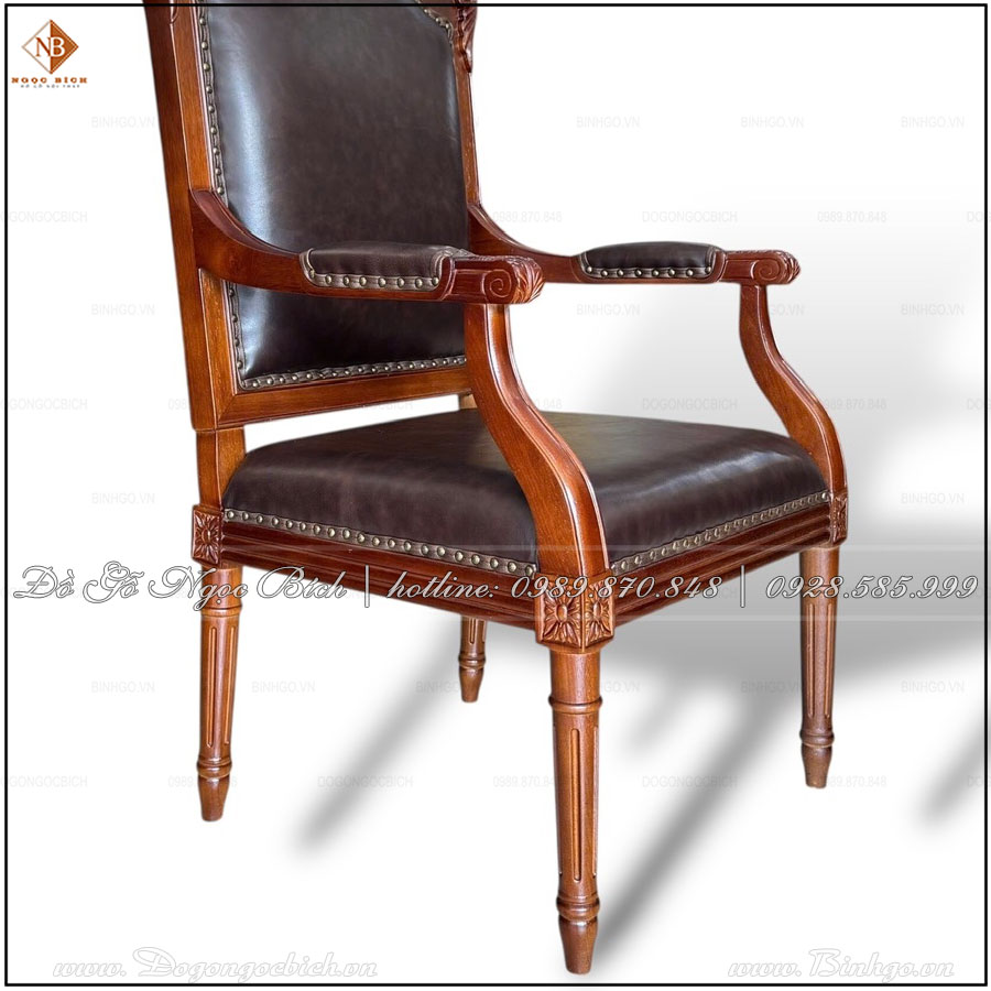 Tay của ghế được bọc đệm và da giúp tì tay êm ái