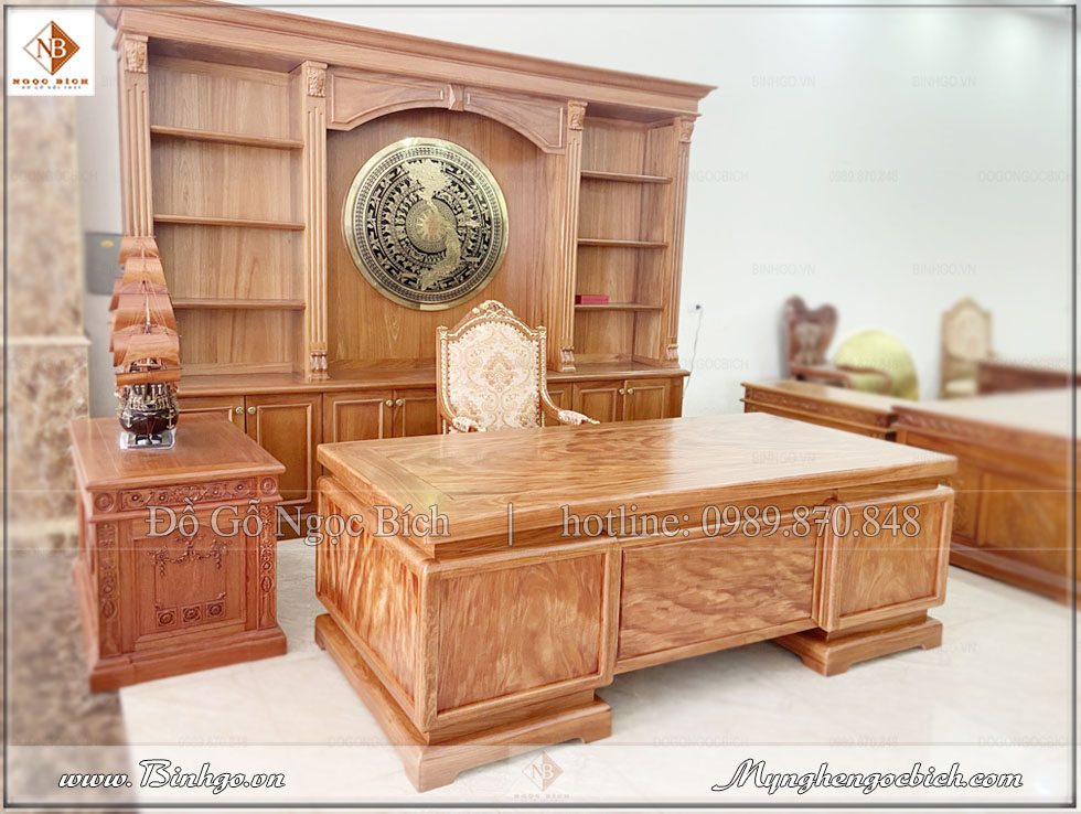 Cach-chon-ban-giam-doc-go-tu-nhien-phu-hop-voi-khong-gian-van-phong.jpg