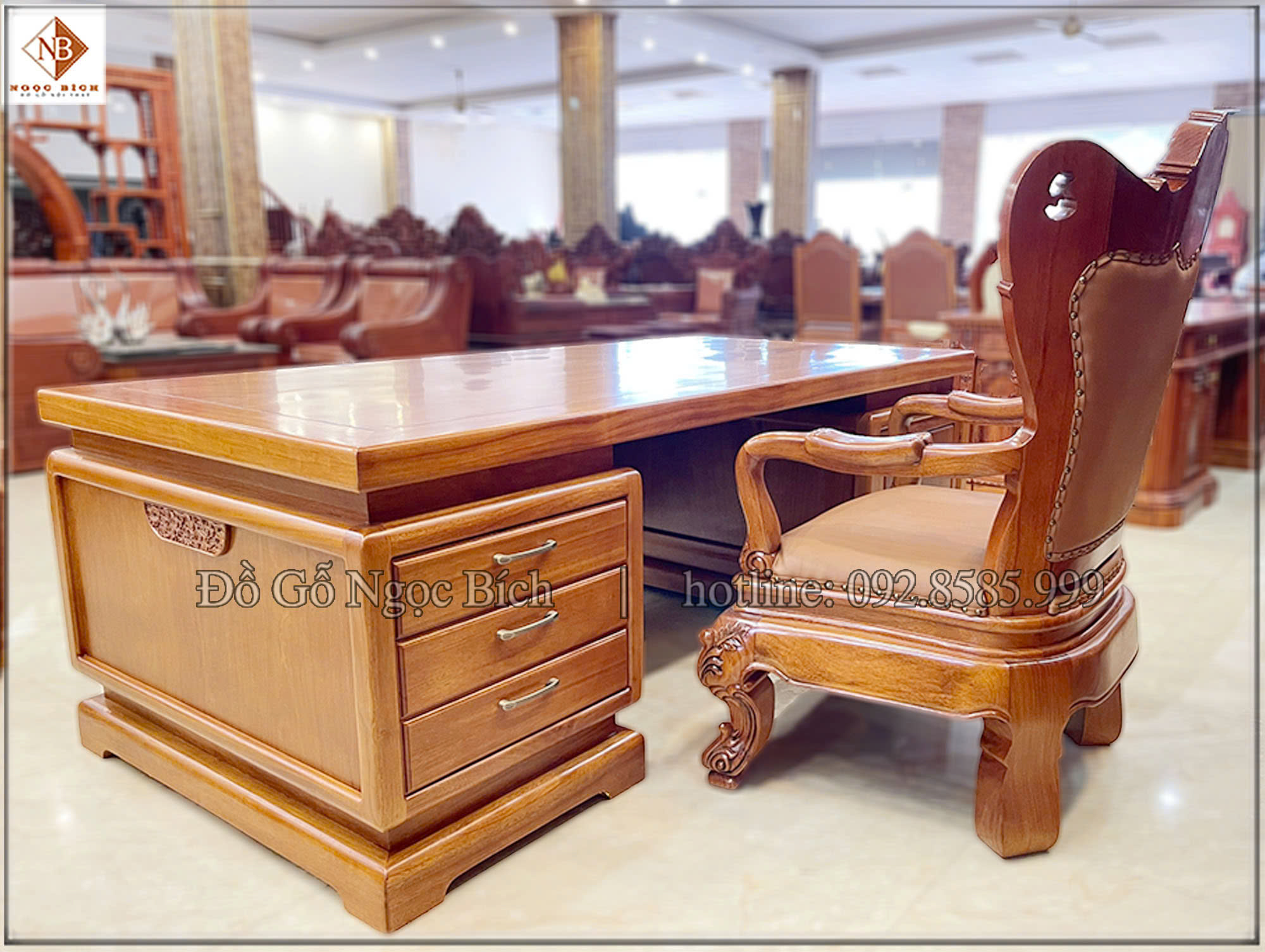 Bàn làm việc gỗ tự nhiên là sự kết hợp giữa truyền thống và hiện đại 